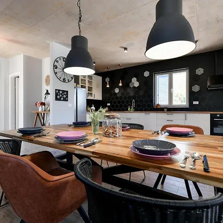 Holiday home Kamen Debeljak